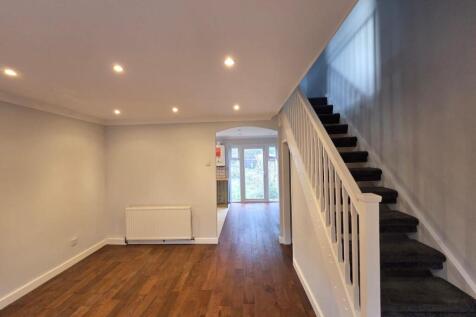 Well-Presented 3-Bedroom House with Private Garde