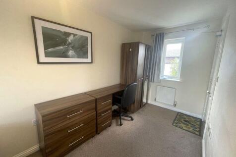 Room 4, Four Chimneys Crescent photo 5
