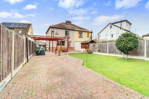 52 RUNWELL ROAD INSIDE-17dp.jpg
