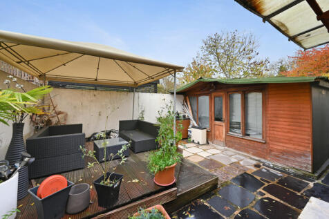 2 bedroom ground floor with private garden and dr