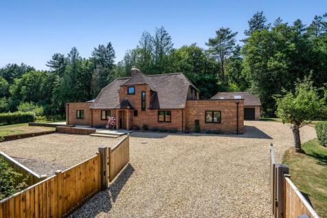5-bed detached on Boundary Road, Rowledge, GU10, £5,500/mo