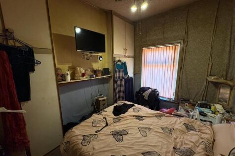Large bedroom.jpeg