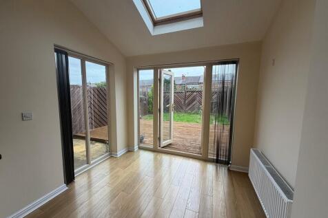 Progress Drive, Bramley photo 5