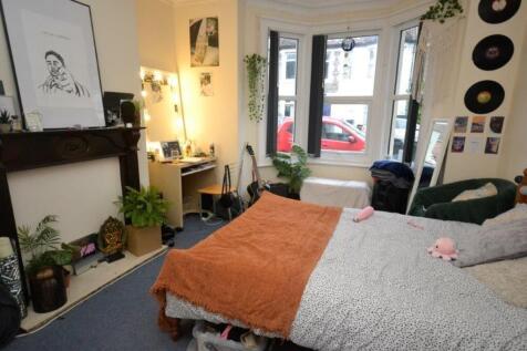 A spacious and well-decorated large double bedr...