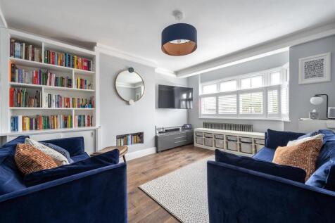 Larkshall Crescent E4