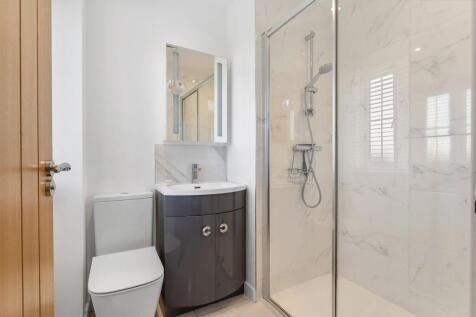 Principal Bedroom En-suite