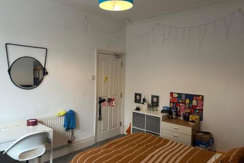 Bright, simply furnished double bedroom with a ...