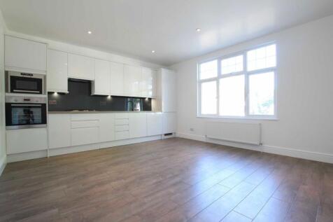 A newly refurbished three bedroom split level flat. This modern conversion has its own private entrance, a spacious open plan kitchen and reception with wooden floors which creates a great space for e