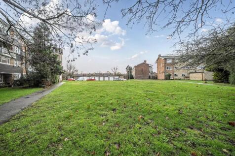 Grove Crescent - Communal Grounds.jpg