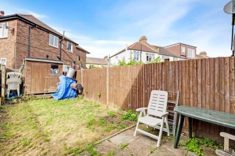 11-7488JHPropWpen - 16 Hayleigh Gardens - 31.jpg