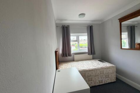 Beechtree Avenue, Englefield Green, Surrey photo 3