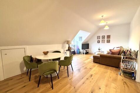 Living/dining are...