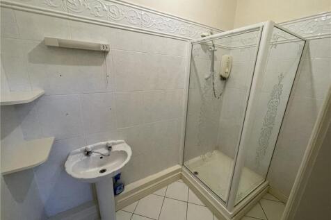 Bedroom 6 Ensuite