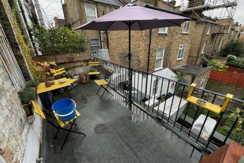 Large 2 Bedroom 1st Floor Flat