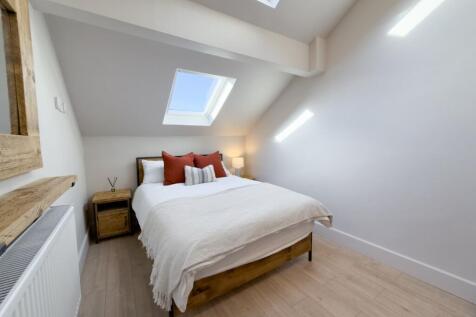 Bright, neatly presented double bedroom with a ...