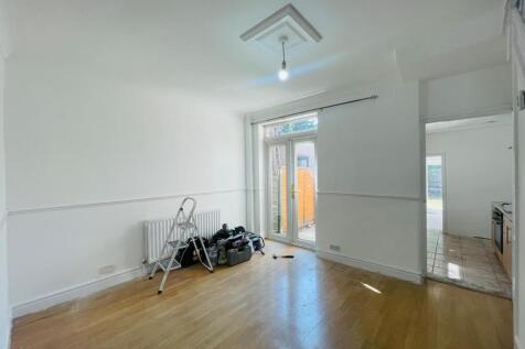 3 Bedroom Family Home - Fulbourne Road, Walthamstow  London E17 £2400 PCM photo 3