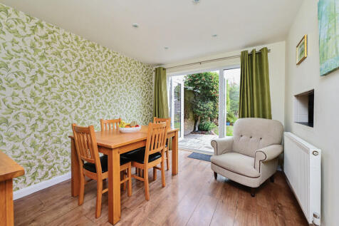 4 Woodville Close...