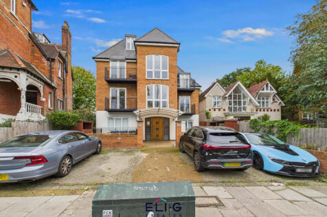 A purpose built luxury &amp; spacious first floor 3 b