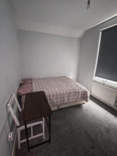 Bright double bedroom with dedicated study area...