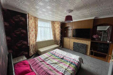 Bedroom 1 / Living room