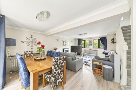 OPEN-PLAN LIVING DINING ROOM