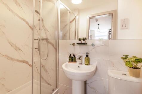 Modern bathroom with elegant marble-effect tile...