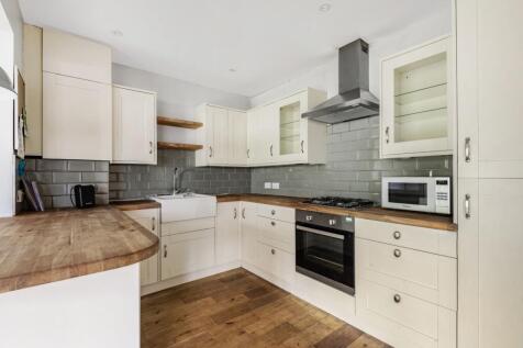 4 bedroom house to rent in Long Walk, New Malden KT3 photo 2