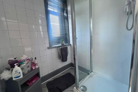 Shower Room in Ma...