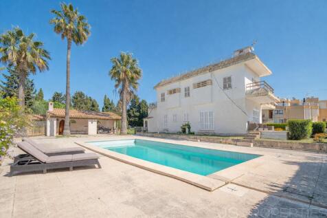 Semi-detached house on the second line of the beach with sea views, bright and in a prime location.