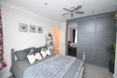 43 Station Road bed 1.JPG