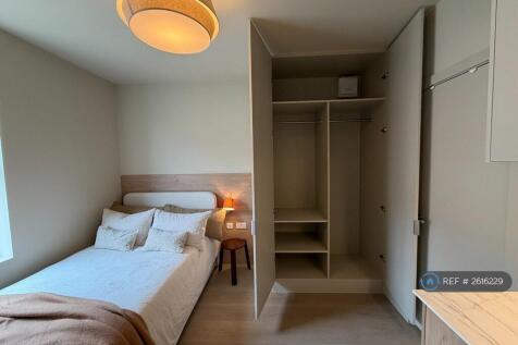 Spacious Built In Wardrobe 