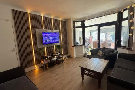 8-bed semi-detached on Harlaxton Drive, Nottingham, Nottinghamshire, NG7, £4,853/mo
