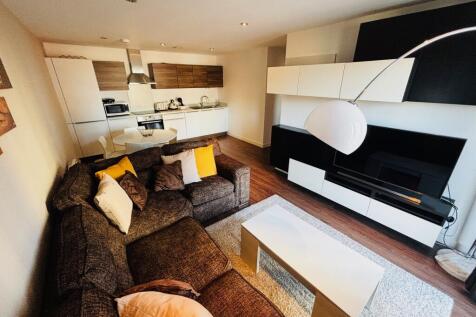 BEAUTIFULLY PRESENTED 2 BEDROOM APARTMENT