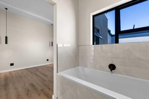  Second bedroom's ensuite bathroom