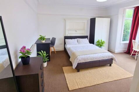 Bright, well-presented double bedroom with a co...