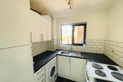 STUDIO APARTMENT Lygean Avenue, Ware photo 3
