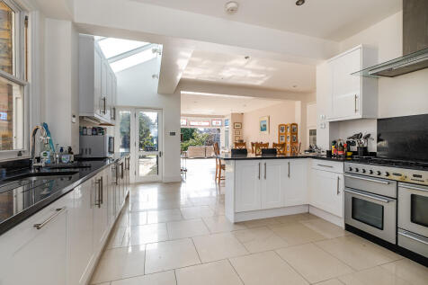 6 bed, 3 bath Semi-Detached in glasgow - Photo 4