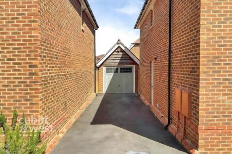 eff841a0-Driveway