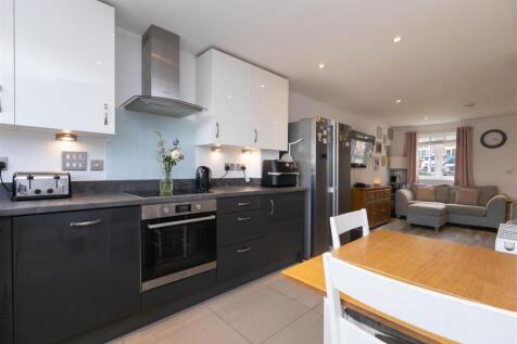Open plan kitchen/living