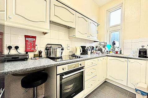 ***WALKING DISTANCE TO THE EMBANKMENT***12 St. Marys Street Bedford MK42 photo 5
