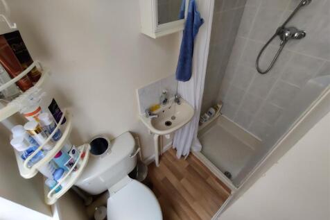 Flat 5, 31 Bekmont Road Bathroom.jpg