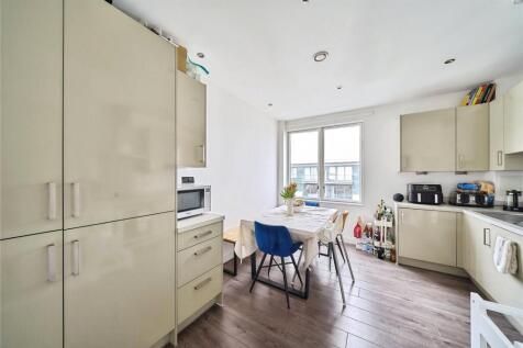 3 bed, 2 bath Flat in London - Photo 6