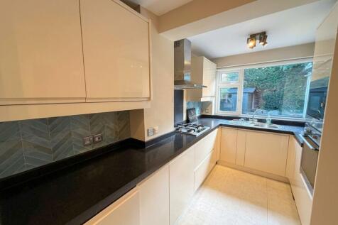 Larchwood Drive, Wilmslow, SK9 photo 3