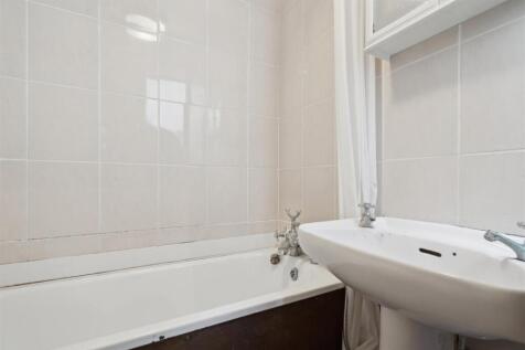 24b Glenburnie Road SW17 bathroom.jpg
