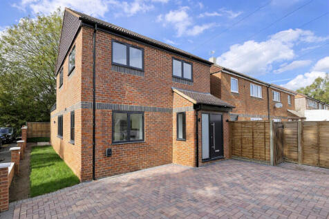 3-bed detached on Arden Close, Reigate, £2,500/mo