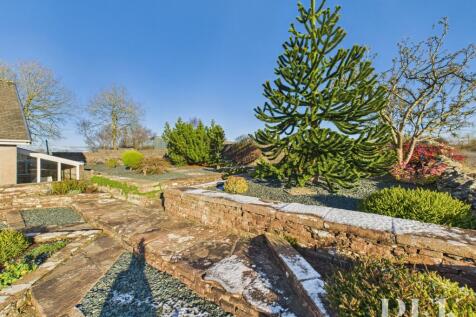 Side to Front Garden