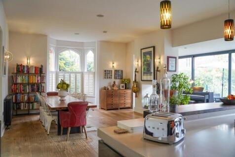 6 bed, 2 bath Semi-Detached in Manchester - Photo 6