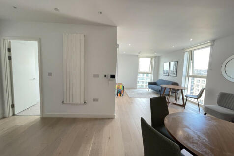 Royal Crest Avenue, London, E16 photo 3