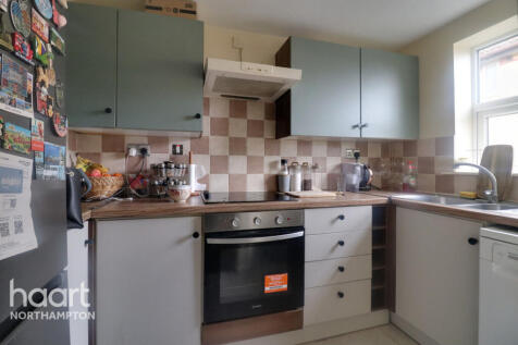 Balmoral Close, Wellingborough photo 3