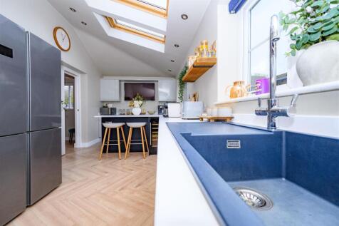 Kitchen/ Breakfast Room